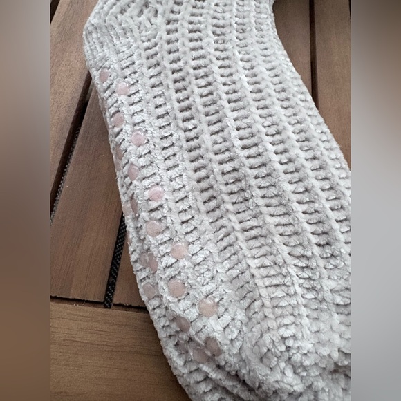 Cozy Cream Knit Slipper Socks ✨ NWT - Picture 3 of 5